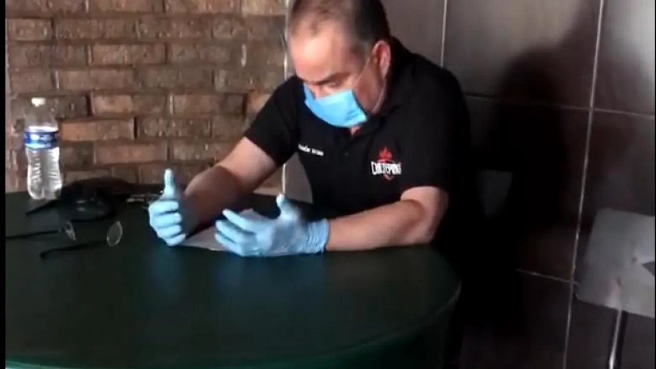 EMOȚIONANT. Un patron izbucnește în lacrimi când își plătește angajații pentru ultima dată. „Sunt ultimii mei bani! Nu mai aveți joburi” - VIDEO