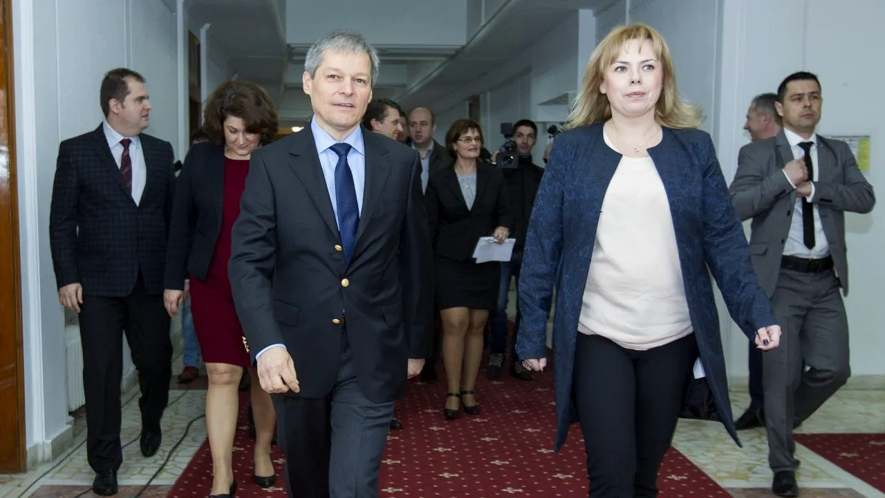 PSD lansează un nou atac, cu mantă, la liderul USR: Cum e posibil ca „Cioloș-Două-Speciale” să nu se delimiteze de doamna „DRAGu-De-Salon”?