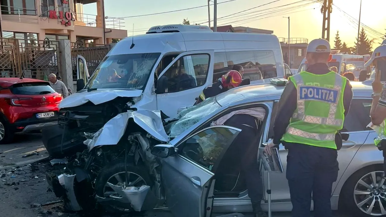 ACCIDENT grav în Constanța între un microbuz cu 10 persoane la bord și autoturism. Plan Roșu activat. Trafic blocat în zonă