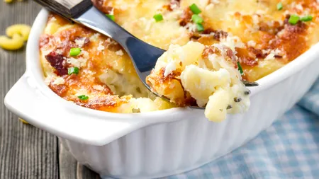 Cum prepari cartofi la cuptor cu cașcaval și smântână. Rețeta este foarte simplă și ideală pentru orice ocazie