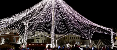 Carusel cu 3.000 de luminițe și patinoar în jurul statuii lui Matei Corvin, la Târgul de Crăciun din Cluj-Napoca