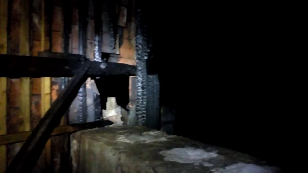 O școală din Timiș a fost distrusă de incendiu după ce acoperișul a fost lovit de trăsnet