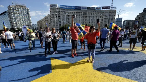 România s-a cocoțat și pare că stă mândră pe toboganul euroscepticismului