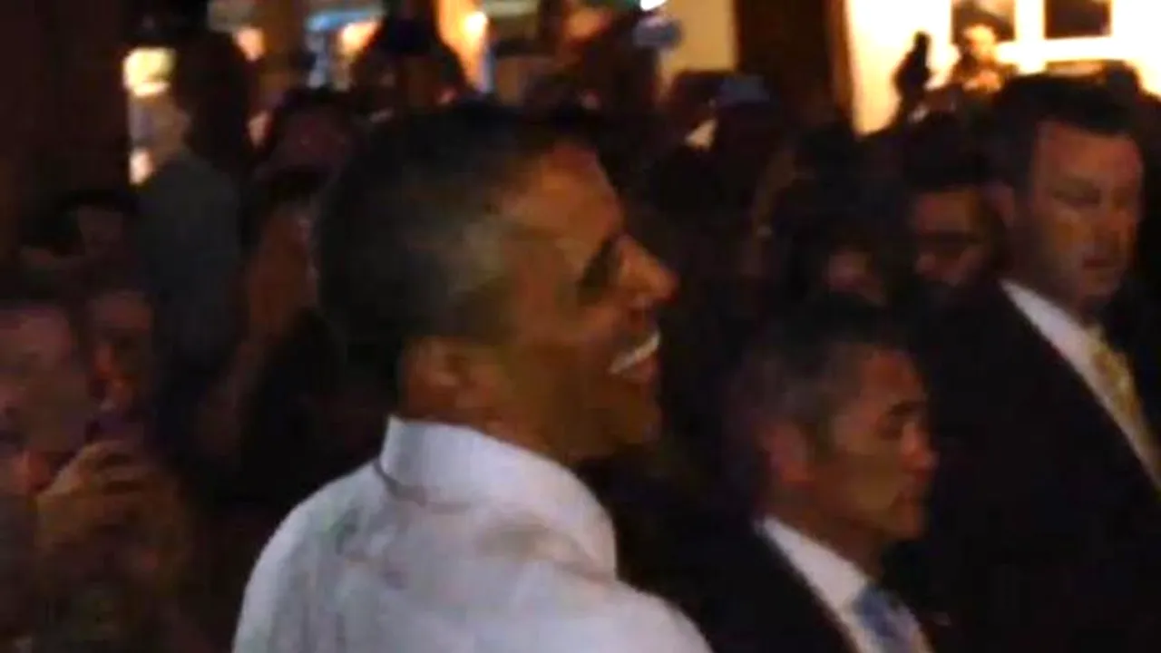 Un bărbat a încercat să îi ofere marijuana lui Barack Obama, într-un bar din Colorado. VIDEO