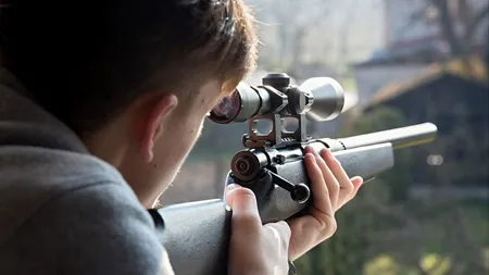 Avocată REȚINUTĂ după ce a cumpărat online trei arme cu aer comprimat pentru copiii ei, de 7 şi 10 ani. Fiul cel mare împuşca zilnic păsări cu ele