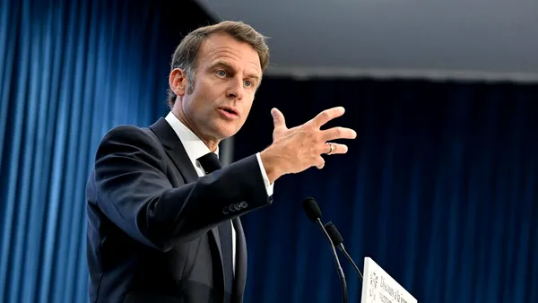 Macron critică aspru „superputerile” care nu respectă „DREPTUL internațional” și nu doresc „pacea”, cu ocazia vizitei sale în Vietnam