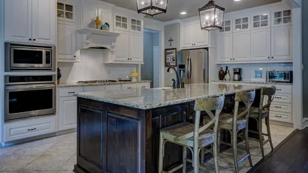 Cât te costă mutatul într-o casă nouă. Suma pe care trebuie să o scoți din buzunar pentru acte, renovarea și amenajarea unei locuințe