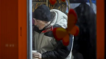 Primul episcop ortodox care a petrecut Crăciunul cu oamenii străzii: Le-a servit masa și le-a ascultat poveștile