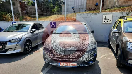 O mașină camuflată, care pare a fi un nou model de Dacia, circulă pe străzile din Pitești (FOTO)