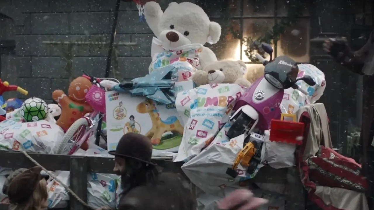 Câți bani încasează o casieră de la Jumbo. Salariul lunar cu tot cu bonusuri și bonuri de masă