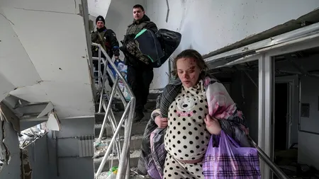 O femeie care a supraviețuit bombardamentului de la maternitatea din Mariupol a născut vineri