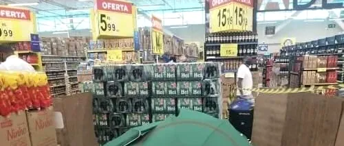 Scene de groază într-un supermarket! Un bărbat a murit, a fost acoperit cu umbrele și trupul i-a fost părăsit pe podea în timp ce oamenii și-au continuat cumpăturile - FOTO
