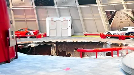 Opt mașini Corvette au căzut într-o groapă formată după surparea solului - FOTO