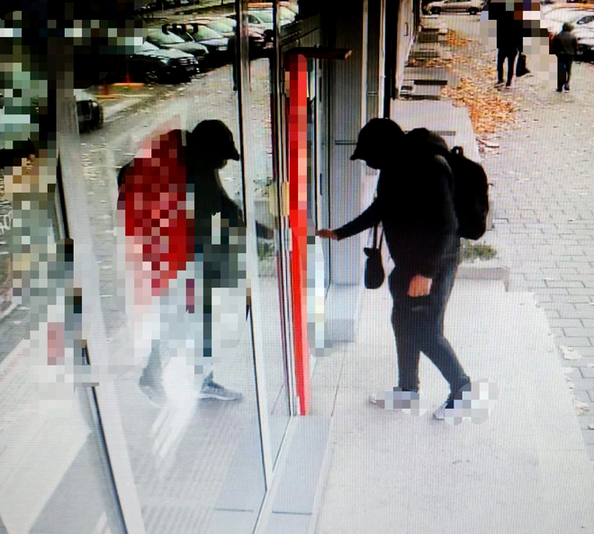 FOTO-VIDEO. 240.000 de euro falși, încărcați în bancomatul unei bănci. Cum au reușit suspecții să păcălească sistemele de securitate / Sursa foto: DIICOT