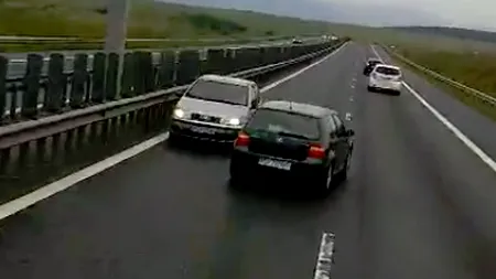 Pericol pe autostradă. Un șofer a fost surprins conducând pe contrasens. Doi tiriști l-au ajutat să ajungă pe direcția bună - VIDEO