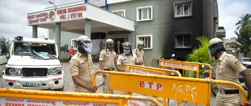 Trei morți în India după ce mai mulți protestatari au atacat o secție de poliție. Manifestanții, nemulțumiți de o postare pe Facebook