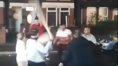 Bătaie cu săbii și bâte între români, pe străzile din Luton: „Așa mă iubești tu pe mine?!” (VIDEO)