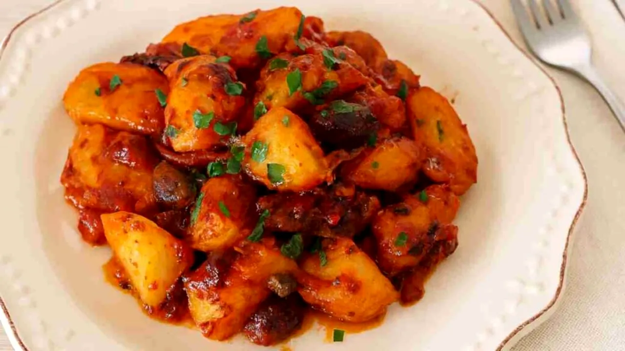 Mâncare de post sau garnitură a la Mediterana. Cum se înțeleg cartofii cu măslinele în tigaie