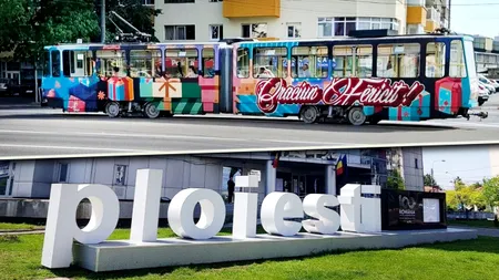Crăciunul a venit în august la Ploiești. Tramvaiul care circulă prin oraș și le urează oamenilor „Crăciun fericit”. Ce explicație are directorul de la Transport Călători Express