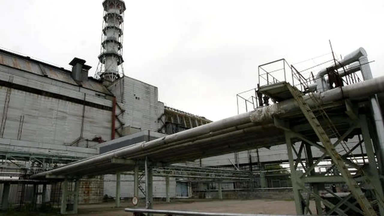 Incident la Cernobîl. O porțiune din acoperișul centralei s-a prăbușit 