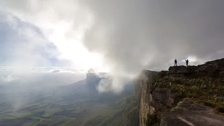 Povestea muntelui numit „Casa ZEILOR” sau „Insula care plutește pe cer”. Locul este considerat sacru de către localnici