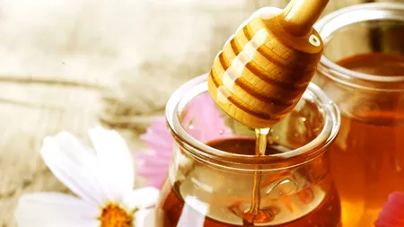 Patru remedii naturiste care te scapă de semnele lăsate de acnee