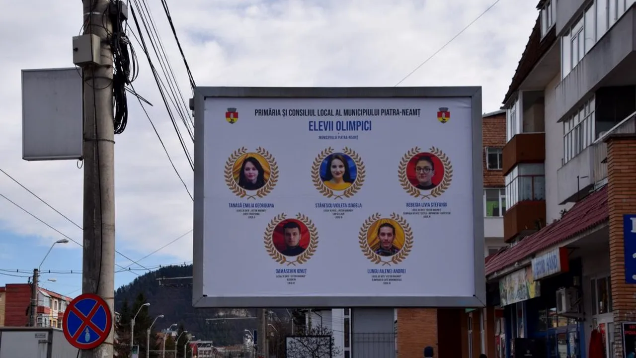 VALORILE ROMÂNIEI | Orașul Piatra Neamț, un exemplu pentru întreaga țară: Pozele elevilor olimpici, puse pe panourile publicitare din oraș - FOTO