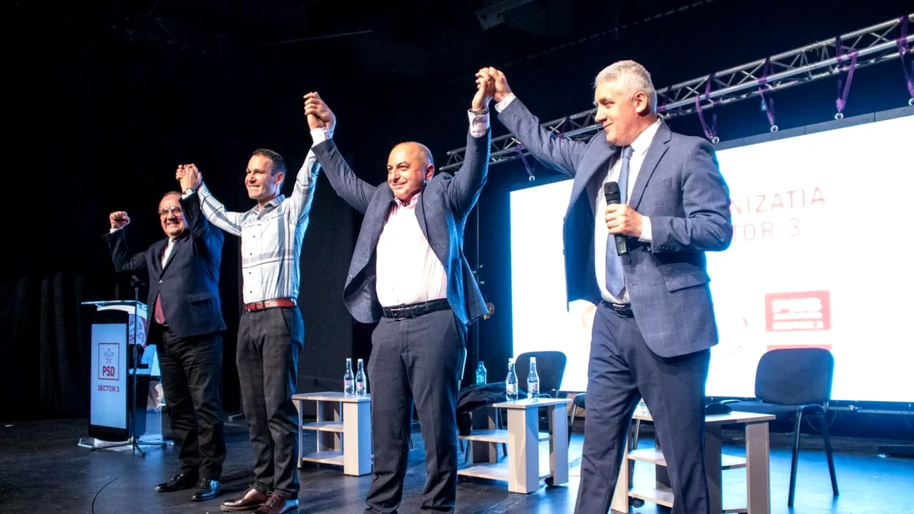 Cătălin Cîrstoiu intonează IMNUL României, pe scenă / Candidatul PSD-PNL pentru Primăria Capitalei participă la strângerea de semnături