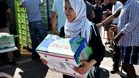 TRAGEDIA GREACĂ: mii de atenieni stau la coadă pentru a primi fructe și legume donate de fermierii din Creta