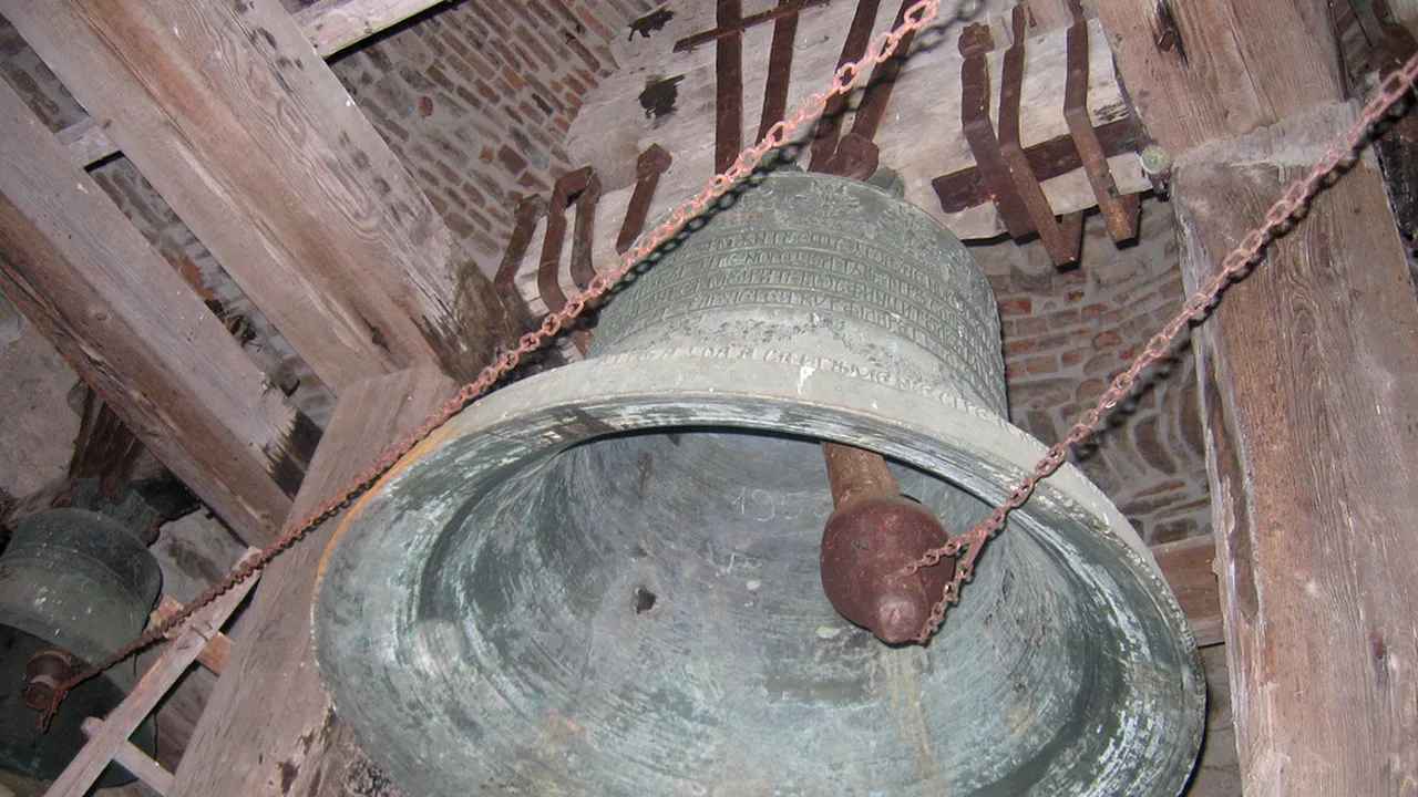 Catedrala din Mioveni va avea 5 clopote gravate cu numele primarului. 