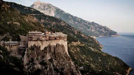 Un român a murit pe Muntele Athos. Tractorul în care se afla a căzut de pe o stâncă