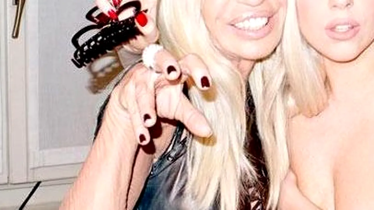 Lady GaGa, goală lângă Donatella Versace, la Săptămâna Modei de la Paris