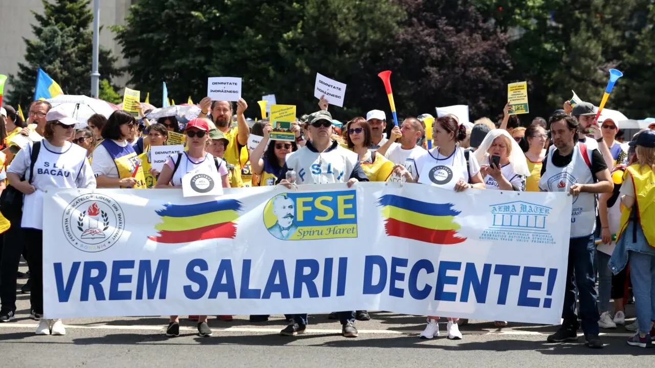 Guvernul a publicat în dezbatere proiectul de OUG privind creșterea salariilor din Educație. Câți bani ar primi în plus profesorii