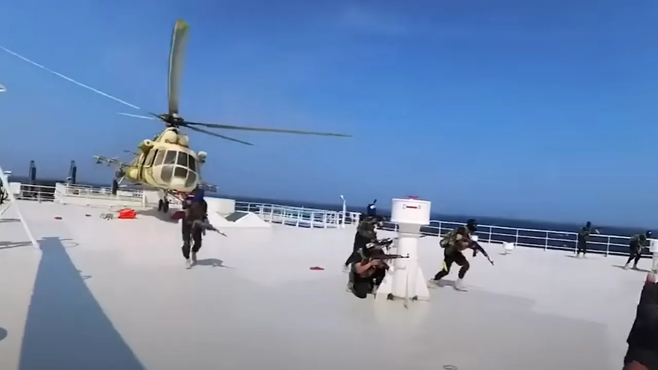 VIDEO. Momentul capturării navei „Galaxy Leader” de rebelii Houthi, la bordul căreia se află şi un român / Pirații au sărit dintr-un elicopter