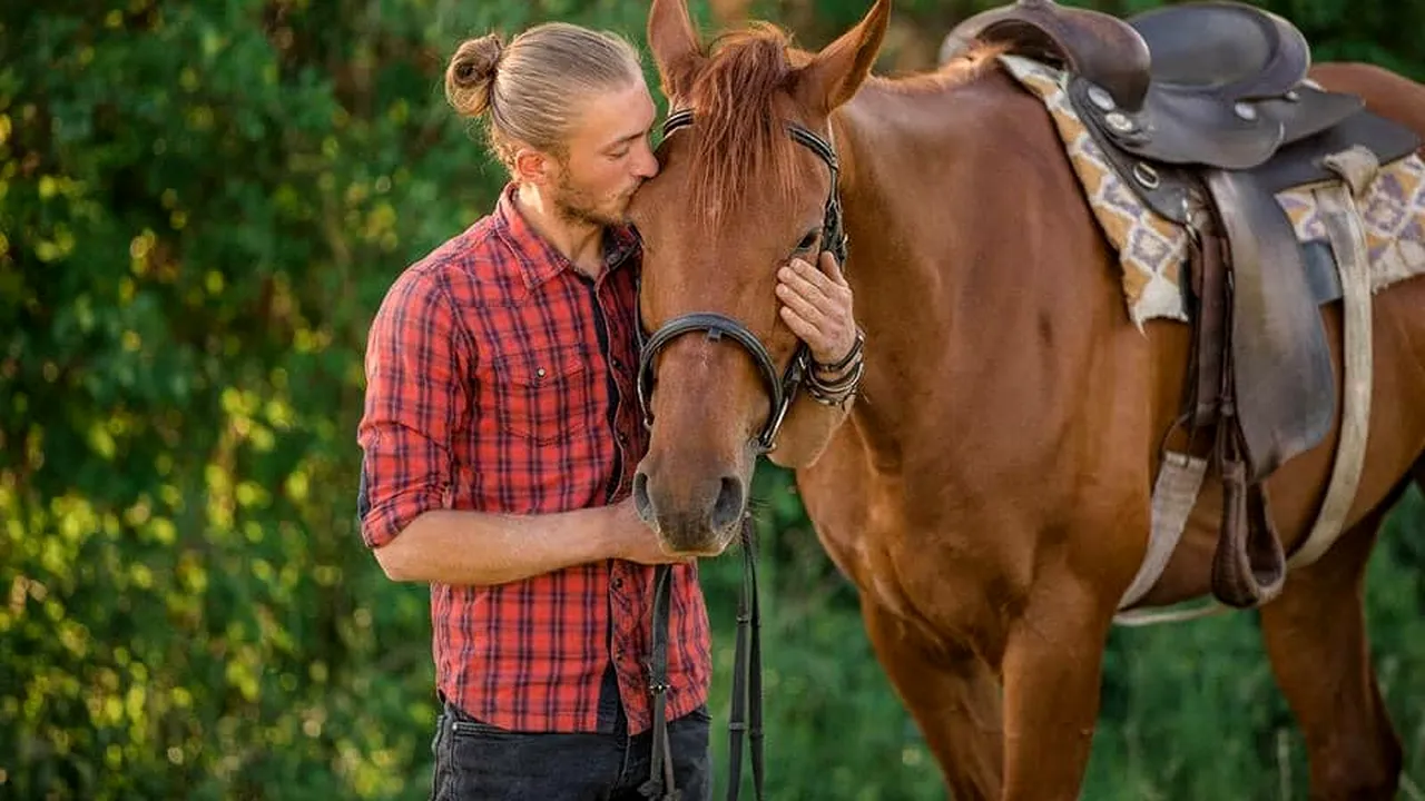 Tânăr de 23 de ani, mort după ce a fost prins sub o balotieră care a luat FOC