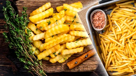 Cum să gătești cei mai crocanți cartofi prăjiți, fără să folosești prea mult ulei. Trucul care va face diferența