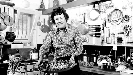 GOOGLE DOODLE o sărbătorește miercuri pe JULIA CHILD. Cum a interpretat-o Meryl Streep în 