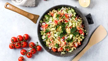 Cum pregătești o salată cu bulgur, roșii și pătrunjel, care poate fi perfectă pentru zilele caniculare. Rețeta se prepară rapid