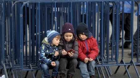 Zeci de reclamații anonime privind prezența copiilor la protestele din Piața Victoriei. Protecția Copiilor nu a deschis, însă, nicio anchetă