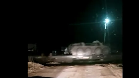 VIDEO | Vagonul unui tren care transporta vehicule militare a DERAIAT, în Brașov / Incidentul, filmat de șoferii care așteptau să treacă garnitura