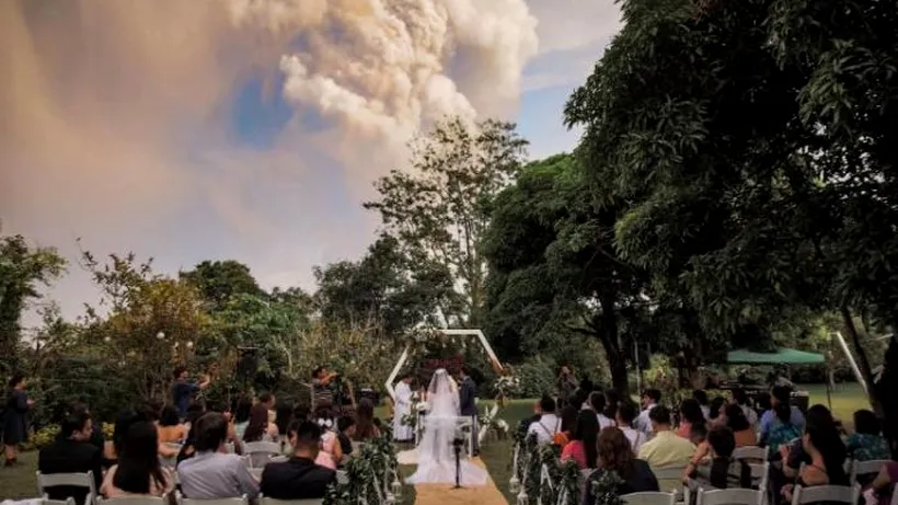 Un cuplu s-a căsătorit în Filipine, în timp ce vulcanul Taal erupea în fundal | FOTO / VIDEO