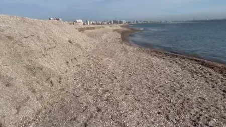 Imagini desprinse parcă din filme pe plajele din Mamaia. Dune uriașe, formate după furtunile puternice