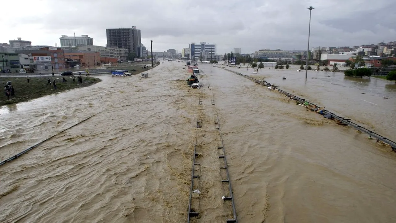 VIITURI puternice în Turcia. Cinci persoane au murit și 10 sunt date dispărute