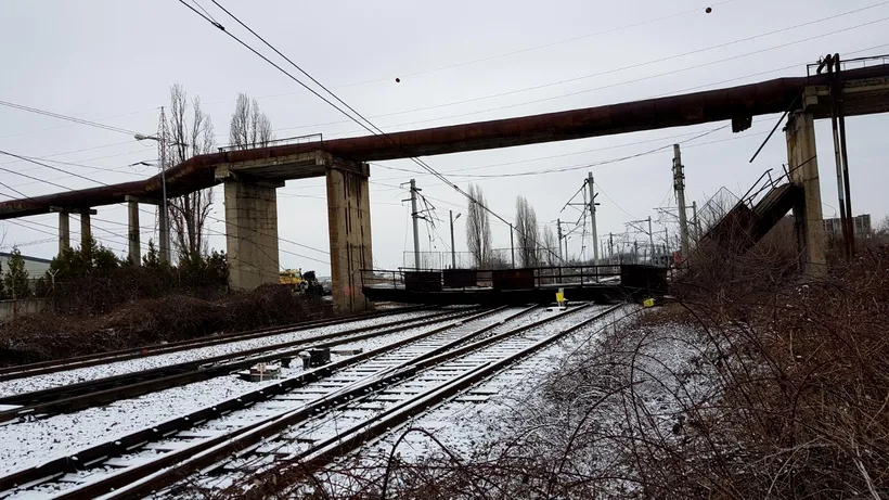Circulația pe mai multe linii, redeschisă în Gara Ploiești Vest. Întârzieri de sute de minute, după ce o pasarelă de 10 tone a căzut peste calea ferată. UPDATE


