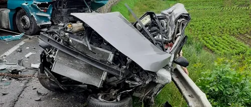 Doi tineri au murit într-un ACCIDENT cumplit, în Cluj. Mașina a fost făcută bucăți după ce s-a izbit de o cisternă