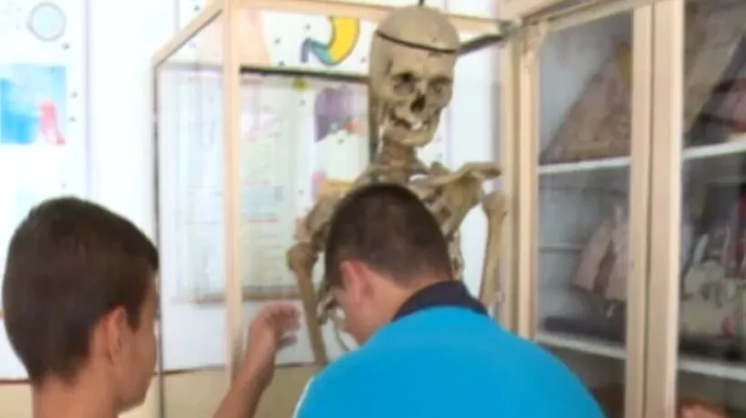 O poveste pe cât de impresionantă, pe atât de macabră: scheletul unui învățător mort în anii '60 este expus într-o sală de clasă din România