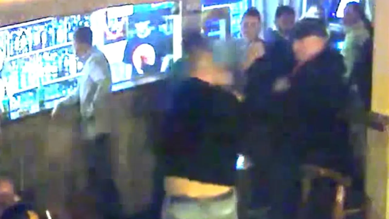 Ce reacție a avut un subofițer de jandarmi, după ce prietenul lui de pahar a lovit o tânără în plină figură
