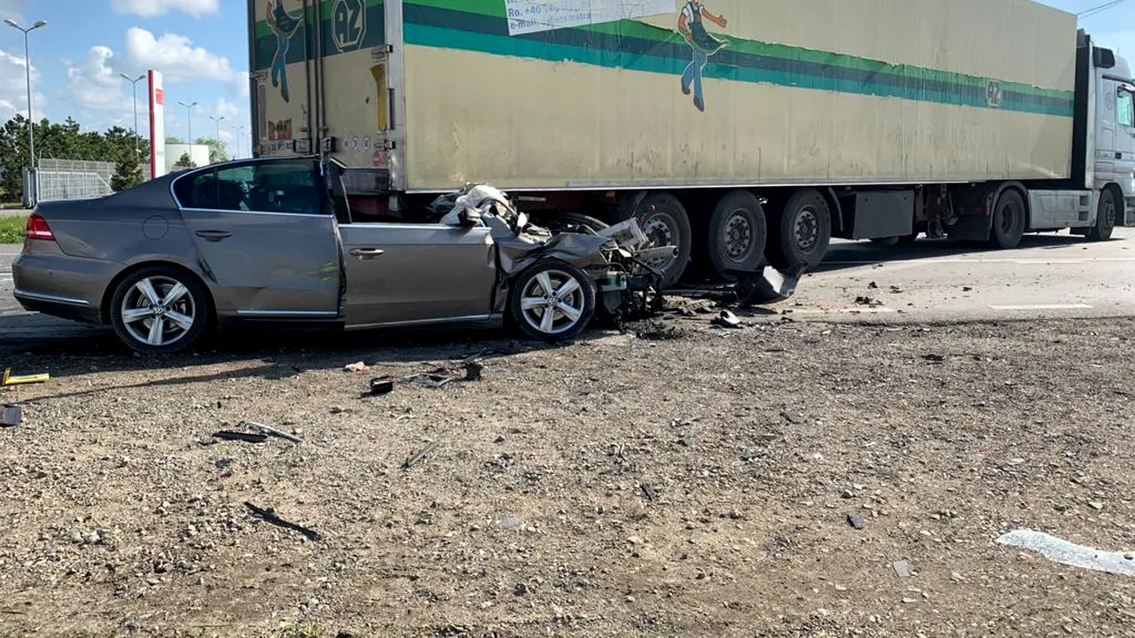 Accident rutier soldat cu cu doi morți, în Buzău, unde o mașină s-a izbit de un TIR