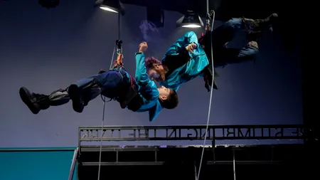 INTERVIU | Actorul Bogdan Nechifor, despre piesa ”Aproape”, premieră la Teatrul Excelsior: ”Am ajuns să jucăm la înălțime, la propriu”   