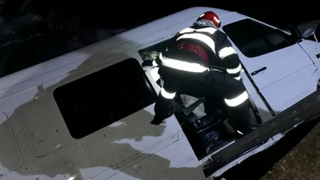 Un microbuz cu 9 persoane a căzut în albia râului Bicaz